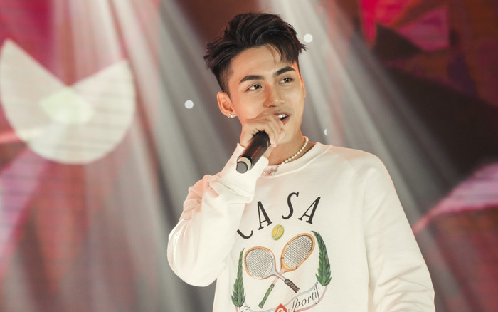 Dân mạng phản ứng về màn hát live đầu tiên của em trai Sơn Tùng: 'Cái gì cũng thiếu, chỉ tự tin là thừa'! Ảnh 2