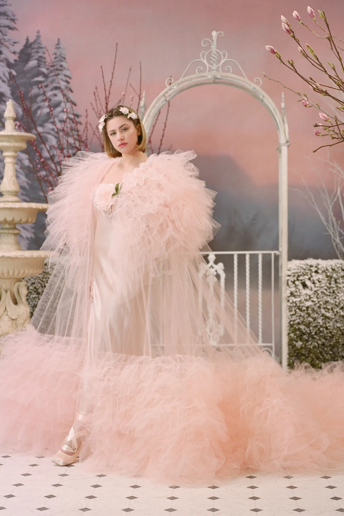 Sàn diễn Thu 2022 chứng kiến cuộc chơi của những nhà mốt chuyên thiết kế trang phục thảm đỏ. Đây được xem là sự mới lạ cho thời trang may sẵn, bởi chất liệu sheer, lụa không phải là chất liệu phù hợp để diện trên đường.