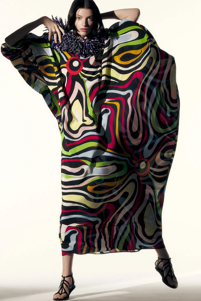 Emilio Pucci lại thổi hồn vào trang phục bằng những mảng màu mang đậm phong cách nghệ thuật thị giác. Trang phục của nhà mốt luôn thách thức người mặc lẫn giới mộ điệu. Họ luôn tò mò xem thử thương hiệu sẽ may gì vào những mùa tiếp theo.