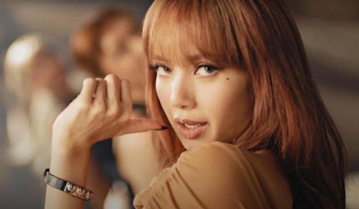 Nghe tin BlackPink ra MV, Hoa hậu Thùy Tiên bỏ ngang buổi chụp ảnh để cày view Ảnh 4