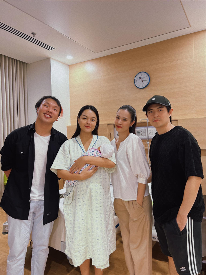 Bạn bè đến chúc mừng Phạm Quỳnh Anh.
