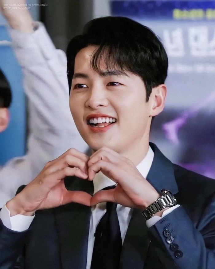 Song Joong Ki khiến dân tình phát hoảng với khuôn mặt đen nhẻm, tóc tai râu ria luộm thuộm Ảnh 2