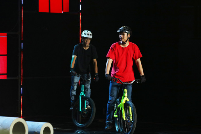 Hình ảnh của Anh Tú và và học trò tại Trò Chơi Trời Cho