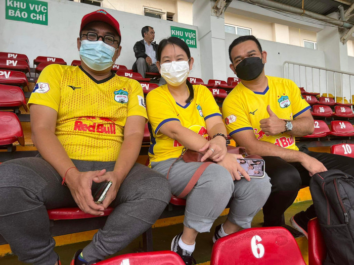 Vợ Kiatisuk đến sân Pleiku cổ vũ cho HAGL.