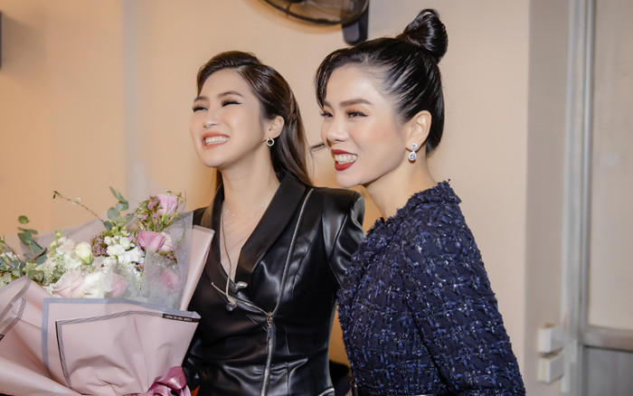 Cùng hát một ca khúc, dân mạng nhận xét Hương Tràm 'out trình' Lệ Quyên Ảnh 2