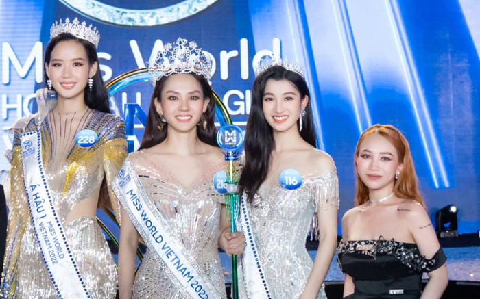 Bất chấp chiều cao 'nấm lùn', ái nữ nhà Minh Nhựa vẫn tự tin đọ dáng cùng top 3 Miss World Vietnam 2022 Ảnh 2