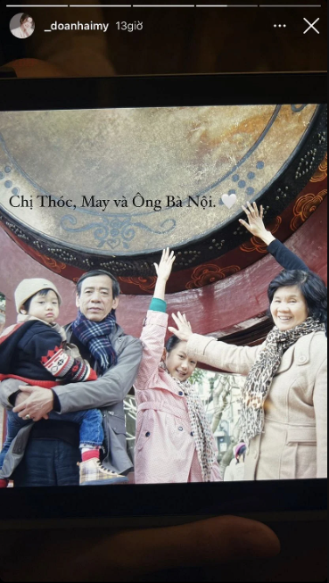 Người đẹp được ông bà cho đi chơi trên phố.