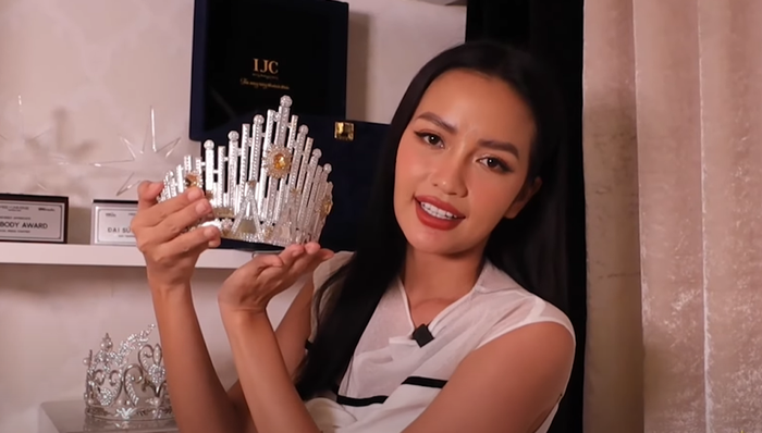 Và cuối cùng phải kể đến 'nhân vật chính' - chiếc vương miện VINAWOMAN mà Ngọc Châu nhận được tại cuộc thi Miss Universe Vietnam 2022. Mặc dù có rất nhiều đối thủ 'nghìn máu' nhưng người đẹp Tây Ninh vẫn xuất sắc đạt được ngôi vị Hoa hậu. Cô cũng là người đẹp đầu tiên tại Việt Nam đương nhiệm cùng lúc hai cuộc thi sắc đẹp lớn. 