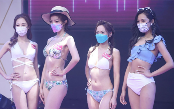 Hoa hậu khẩu trang bị chỉ trích vì phản cảm: Đút thức ăn bằng chân, nhét cam vào vòng 1 để biểu diễn Ảnh 2