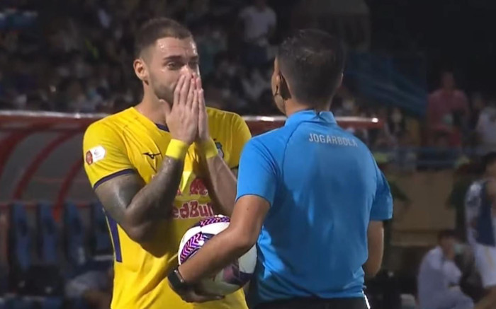 Trọng tài sai nghiêm trọng khiến cho V.League 2022 bị ảnh hưởng như thế nào? Ảnh 2