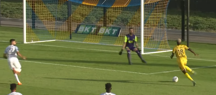 Cơ hội ngon ăn nhất của Pau FC trong trận đấu bị Yattara bỏ lỡ. Ảnh: Ligue 2.