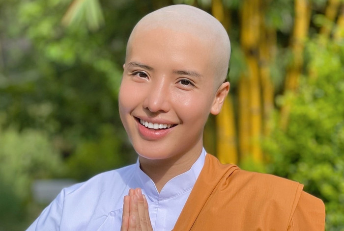 Á hậu Khánh Phương cạo đầu trọc đi tu, tuy nhiên, cô chỉ xuất gia gieo duyên, tu học trong một tháng. 