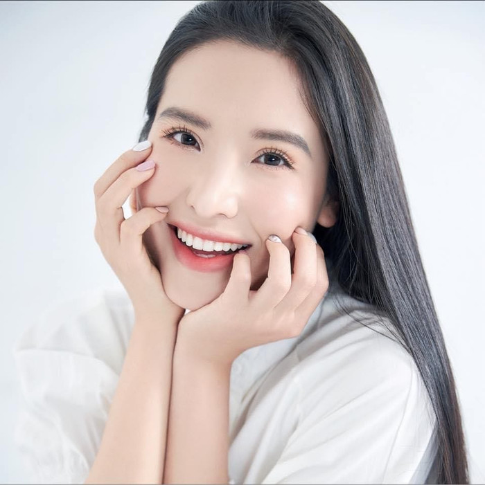 Cô nàng sở hữu gương mặt sáng, nụ cười tươi tắn