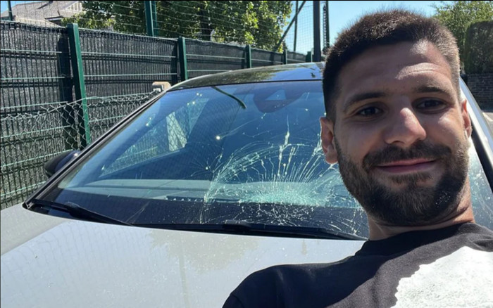 Mitrovic đập vỡ cửa kính ô tô của đồng đội Ảnh 2