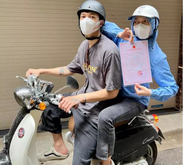Anh Tú và Diệu Nhi khoe giấy đăng ký kết hôn