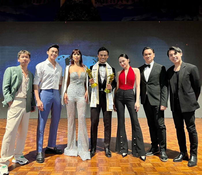 Người đẹp vô cùng nổi bật dù sở hữu chiều cao 'nấm lùn' so với đồng nghiệp