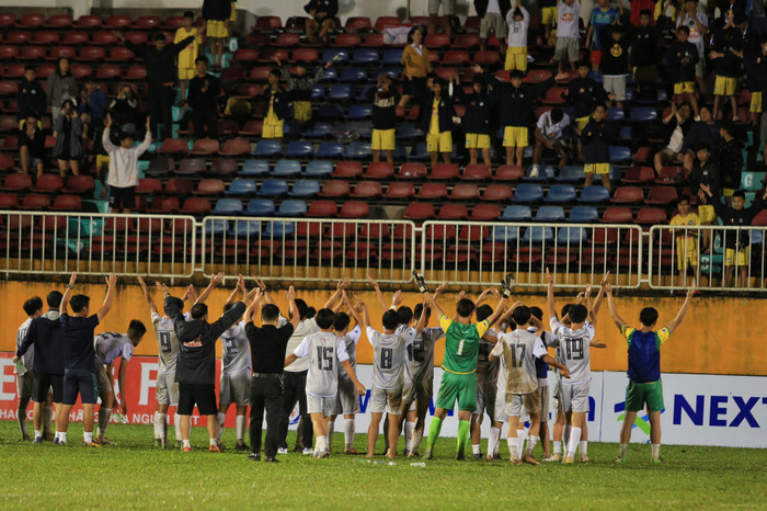 U15 HAGL tri ân khán giả xứ Nghệ dù thua SLNA ở bán kết.