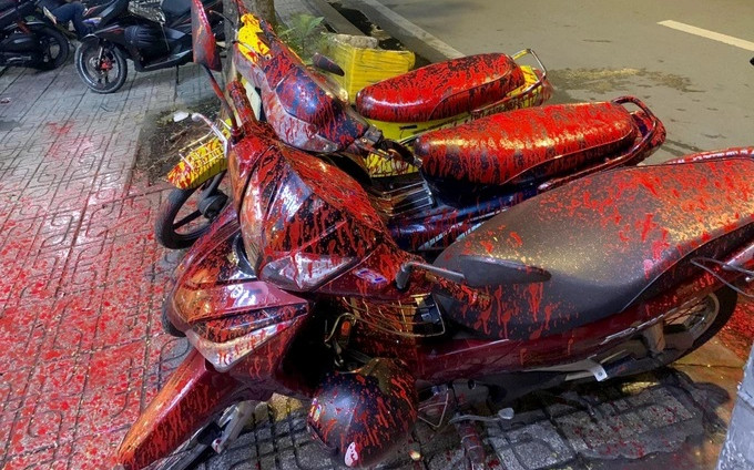 Nhiều xe máy dựng trước quán cà phê bất ngờ bị tạt sơn Ảnh 2