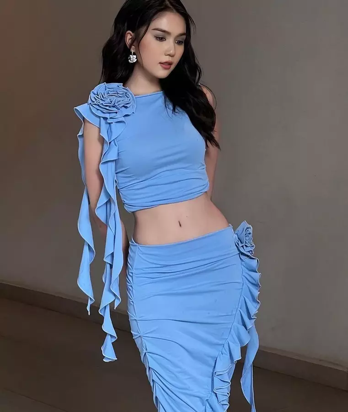 Đau đầu với những màn 'đụng hàng' của Ngọc Trinh và Lương Thùy Linh: Bất phân thắng bại Ảnh 1