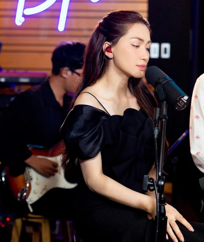 Sau khi trải qua cuộc hôn nhân không trọn vẹn, dường như Hòa Minzy có cái nhìn sâu sắc hơn về cuộc sống.&nbsp;