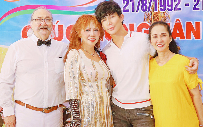 Nathan Lee làm điều bất ngờ mừng kỷ niệm 30 năm ngày cưới của mẹ Ảnh 2
