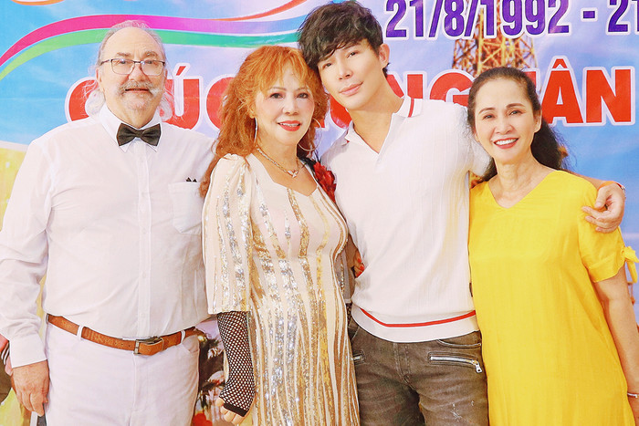 Nathan Lee trong tiệc mừng 30 năm ngày cưới của mẹ và bố dượng nam nghệ sĩ.