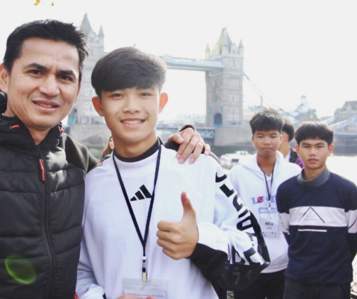 Duangphet Phromthep đăng ảnh cùng lời cảm ơn đến HLV Kiatisuk.
