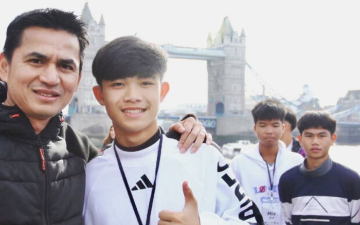 Kiatisuk giúp ước mơ của cầu thủ bị mắc kẹt trong hang thành sự thật Ảnh 2