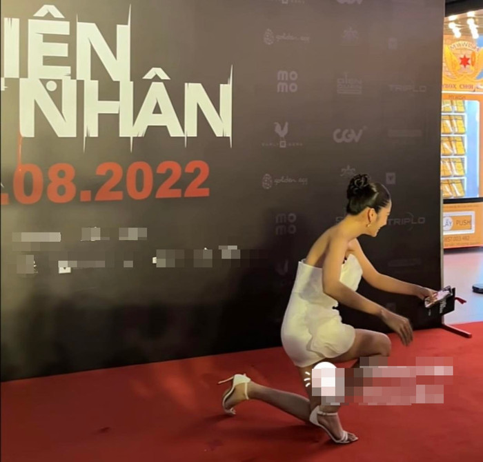 Khi Nam Anh đang chăm chú tạo dáng, một người đàn ông phía sau khoác trên mình bộ quần áo đen lao đến khiến Nam Anh bất ngờ không kịp phản ứng.