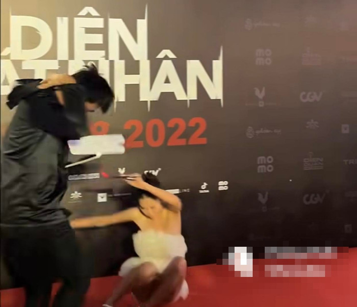 Nam Anh được phen hú vía, ngã sõng soài ngay trên thảm đỏ.