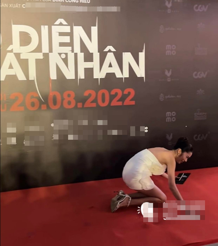 Lúc này cô chỉ biết hét toán lên, ngã sõng soài trên thảm đỏ mà chưa hiểu chuyện gì đang xảy ra. 
