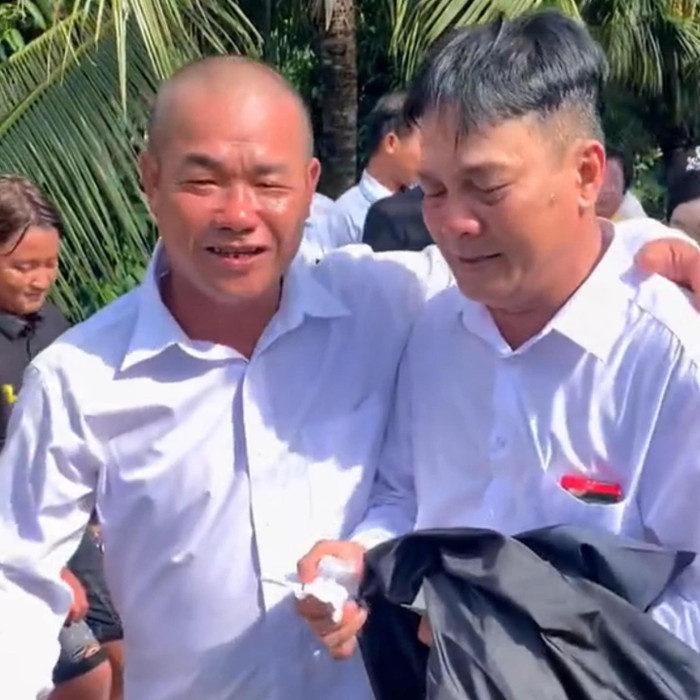 Ông thông gia đành phải trêu đùa một chút giúp người bố của cô dâu bớt xúc động. 