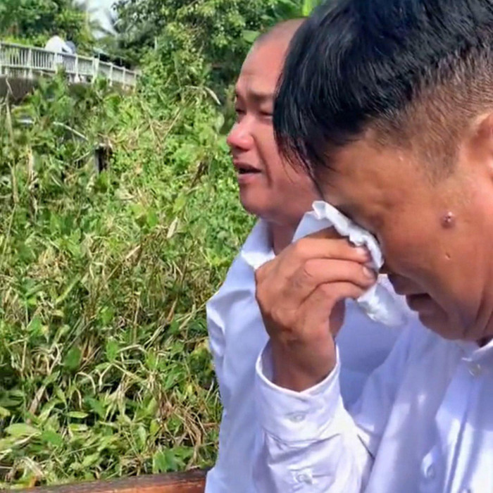 Bố không cầm nổi nước mắt khi tiễn con gái về nhà chồng.