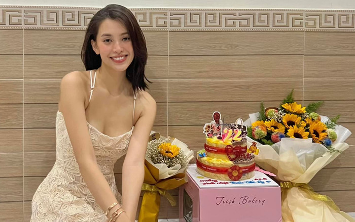 Hoa hậu Tiểu Vy để mặt mộc, diện áo hai dây đón tuổi mới bên gia đình Ảnh 2