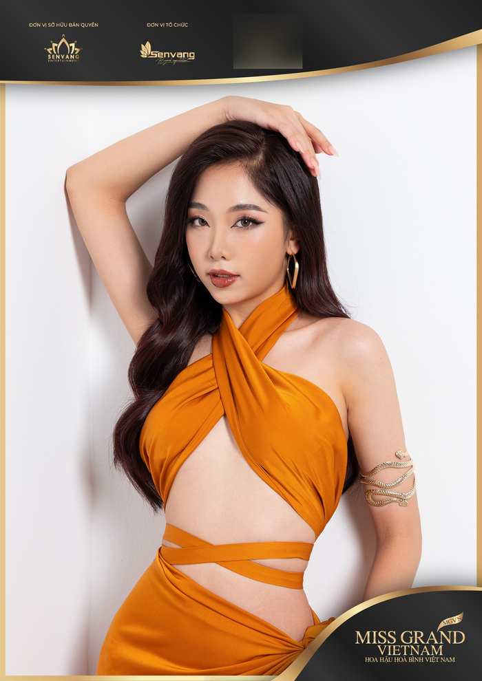 Mới đây, trang Miss Grand Vietnam lại tiếp tục cập nhật danh sách thí sinh, người đẹp Phạm Thùy Dương cũng diện bộ cánh y hệt hai thí sinh trên. Cùng là kiểu váy ôm sát cơ thể với màn khéo khoe chân ngực và vòng eo bé xíu. Người đẹp đang theo học tại trường Đại học Ngoại thương, Đại học Kinh tế Quốc dân (hệ E-learning).
