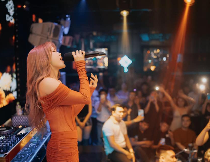 Thiều Bảo Trâm lại gây tranh cãi về giọng hát lẫn trang phục khi đi diễn Ảnh 5