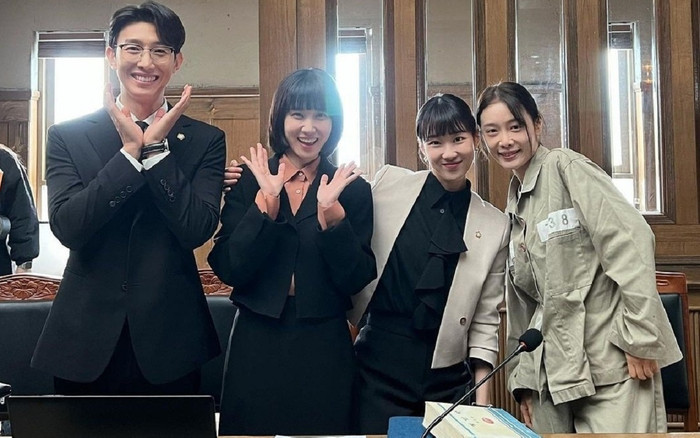 Nữ chính Nữ Luật Sư Kỳ Lạ Woo Young Woo không đi ăn với diễn viên trong đoàn, có phải do xích mích? Ảnh 2