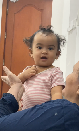Biểu cảm đáng yêu của nhóc tỳ nhà nữ ca sĩ, cô bé có thể bắt chước theo lời nói hoặc cử chỉ của bố mẹ và người thân trong gia đình