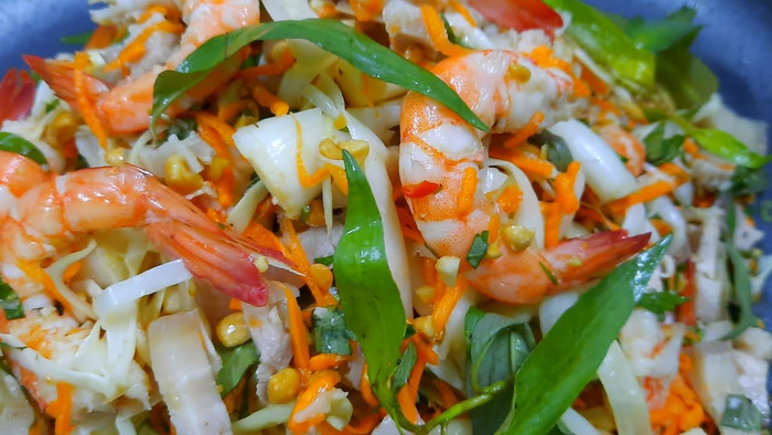 Gỏi bồn bồn tôm thịt với vị giòn giòn của từng cọng bồn bồn và vị ngọt từ thịt của những con tôm chắc nịt