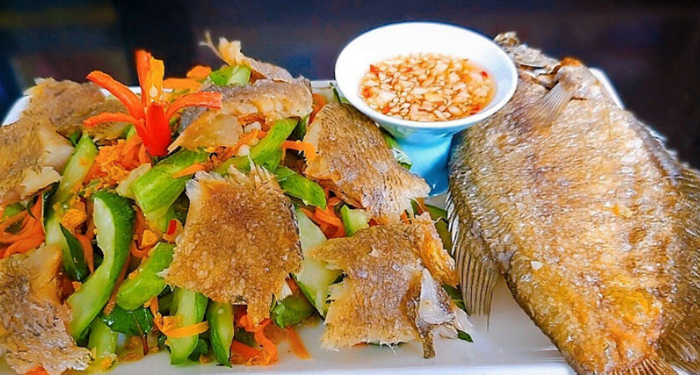 Cá sặc chiên giòn rụm trộn với gỏi dưa chuột thưởng thức cùng chén nước chấm thật hấp dẫn người nhìn