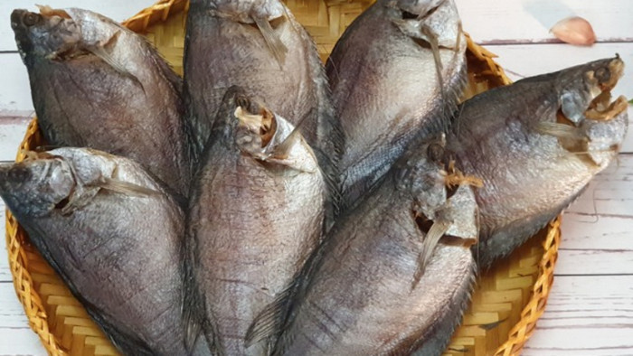 Khô cá sặc được nhiều du khách lựa chọn làm quà biếu khi đi du lịch