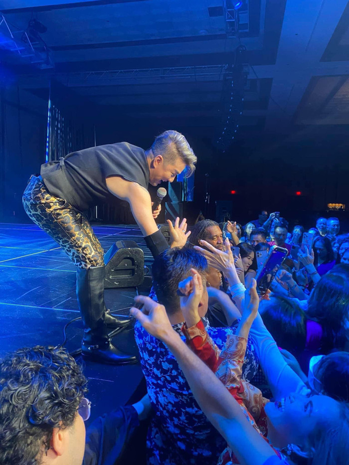 Đang lưu diễn ở Mỹ, anh phải về Việt Nam gấp vì người thân đang gặp vấn đề về sức khỏe. 