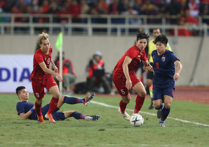 Ở trận đấu với Thái Lan, Đoàn Văn Hậu khiến Việt Nam bị phạt đền. Ảnh: Hải Đăng