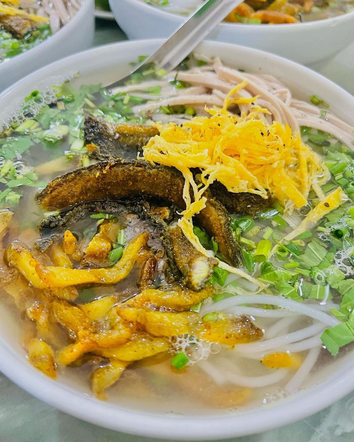 Món bún thang lươn đặc biệt bởi bí quyết nấu nước dùng. Cua đồng để nguyên con, nướng sơ qua cho dậy mùi thơm rồi mới thả cua vào ninh cùng xương ống