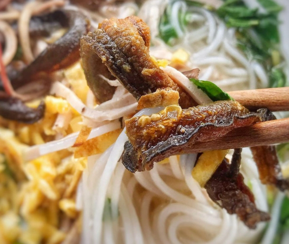 Thịt lươn to dày với lớp da giòn rụm bên ngoài và phần thịt ngọt mềm phía bên trong