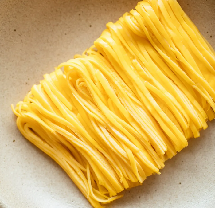 Trứng chiên vàng ươm sau đó được thái thành những sợi mỏng dài