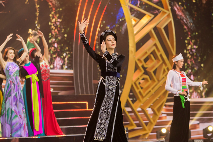 Gương mặt đầy đặn 'hút hồn' khán giả theo dõi đấu trường nhan sắc Việt, tại Hoa hậu các dân tộc Việt Nam, Hồng Diễm từng được dự đoán sẽ trở thành hoa hậu. 