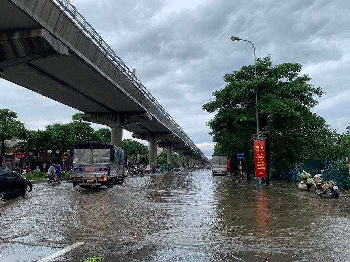 Mưa lớn kèm gió to 'như kéo bay cả người được' Ảnh 2