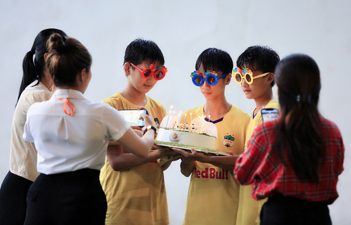 Chăm lo cho các đứa trẻ theo học bóng đá là trách nhiệm rất lớn ở các nơi đào tạo trẻ.