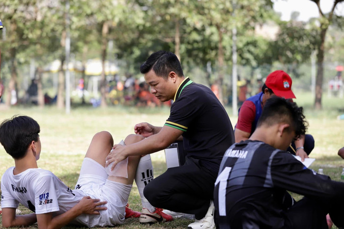 Những người làm bóng đá phải có trách nhiệm chăm lo và dạy dỗ thật tốt cho các đứa trẻ. 